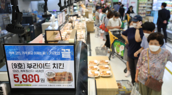 19일 서울 성동구 이마트 성수점에서 시민들이 한 마리에 5980원에 판매되는 후라이드 치킨을 사기 위해 줄을 서고 있다.  뉴시스