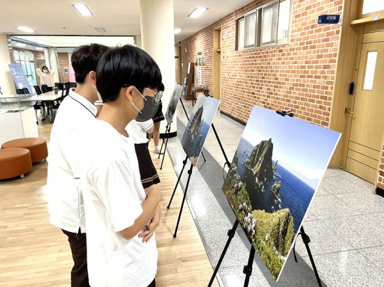 찾아가는 독도전시회가 예천경북일고등학교에서 열리고 있다(경북일고등학교 제공)