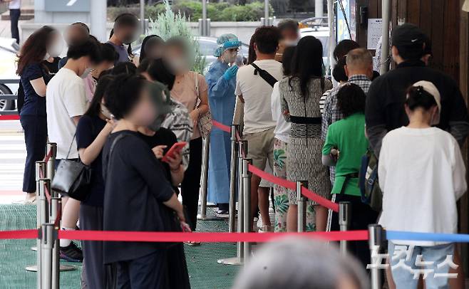 서울 송파구보건소 선별진료소에서 시민들이 검사를 위해 대기하고 있다. 박종민 기자