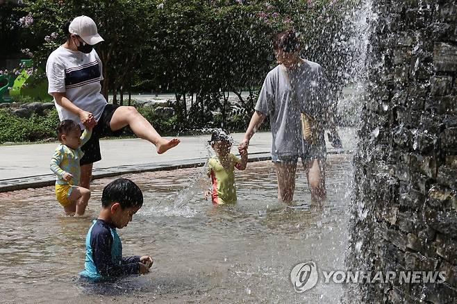 '더위 안녕' 더운 날씨를 보인 8월 18일 서울 송파구 성내천에서 어린이들이 물놀이를 즐기고 있다. [연합뉴스 자료사진]