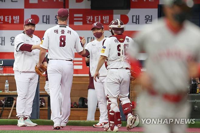 성공적인 애플러 불펜 투입 (서울=연합뉴스) 신현우 기자 = 2일 서울 고척스카이돔에서 열린 2022 프로야구 KBO리그 SSG 랜더스와 키움 히어로즈의 경기. 7회초를 무실점으로 막은 키움 투수 애플러가 더그아웃으로 들어가고 있다. 선발 투수로 출전하던 애플러는 이날 6회초 교체 투입돼 2이닝 무실점을 기록했다. 2022.8.2 nowwego@yna.co.kr