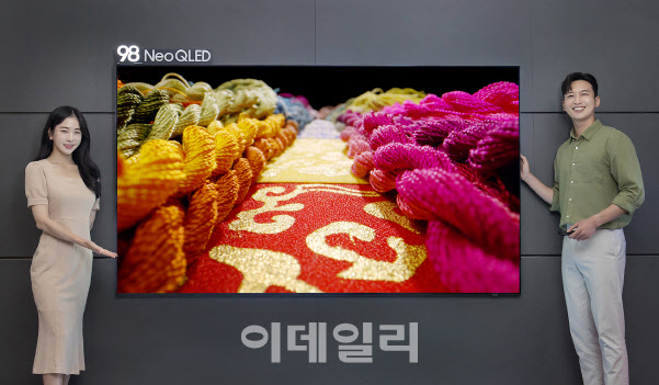 ▲삼성전자 모델이 서울 논현동에 위치한 삼성 디지털프라자 강남본점에서 Neo QLED 98형 신제품을 소개하고 있다. (사진=삼성전자)