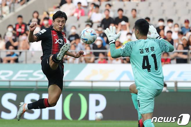 FC서울 조영욱이 21일 서울 마포구 상암동 서울월드컵경기장에서 열린 프로축구 '하나원큐 K리그1 2022' 24라운드 성남FC와의 경기에서 상대문전을 향해 슛을 하고 있다. 2022.8.21/뉴스1 ⓒ News1 이광호 기자