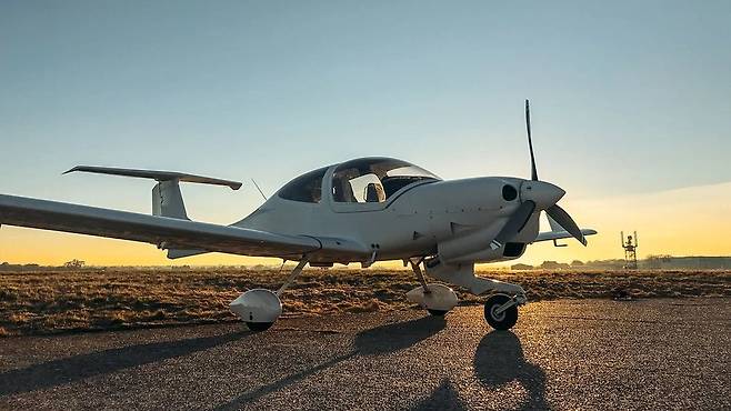 사람들은 수동적 관찰을 통해서도 비행기 착륙과 같이 복잡하고도 생사가 걸린 기술을 자신이 잘 해낼 것이라는 자신감을 내비치기도 한다