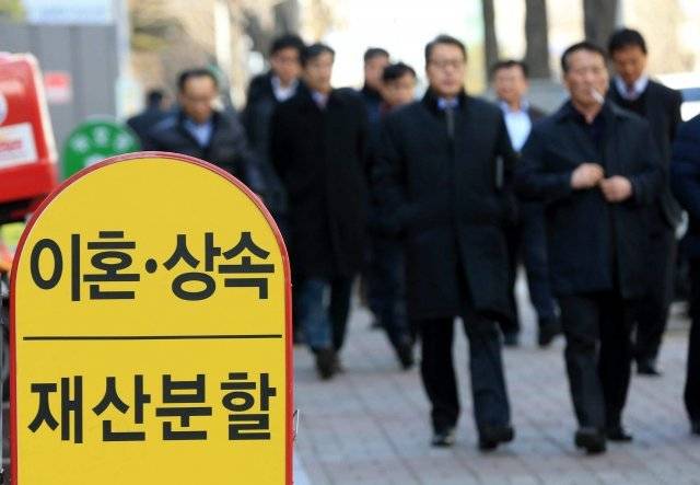 황혼이혼 소송에서는 재산분할이 가장 큰 이슈가 된다. 자녀들은 이미 장성했고 혼인기간이 길수록 재산 증식과 보존에 대한 기여도가 많이 인정되기 때문이다. 서울 서초동 법원 근처 변호사 사무실 밀집지역. 동아일보 DB