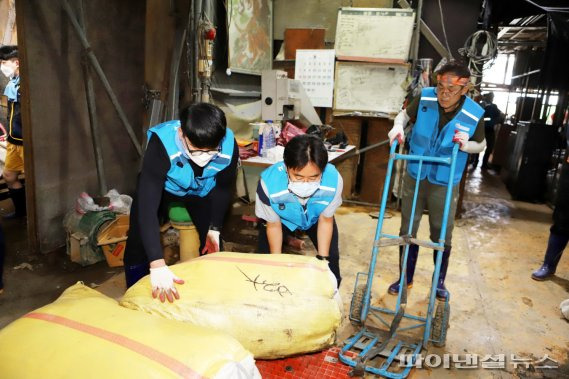 안산도시공사 19일 반월동 의류 원단창고 수해 복구 지원. 사진제공=안산도시공사