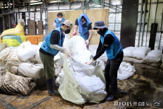 안산도시공사 19일 반월동 의류 원단창고 수해 복구 지원. 사진제공=안산도시공사