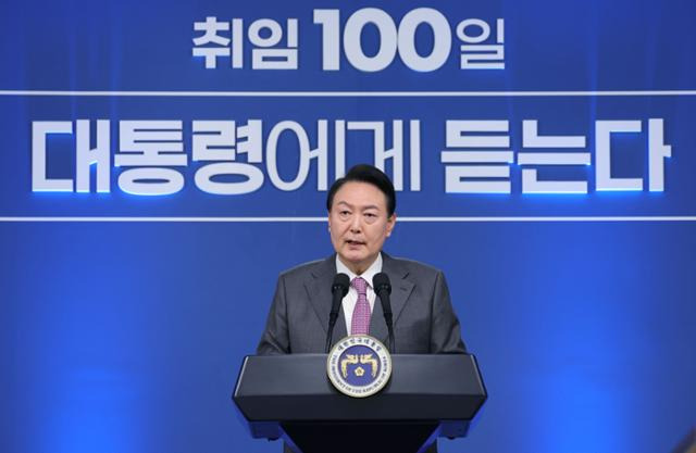 윤석열 대통령이 17일 용산 대통령실 청사에서 취임 100일을 맞아 연 공식 기자회견에서 소회와 국정운영 구상을 밝히고 있다. 서재훈 기자