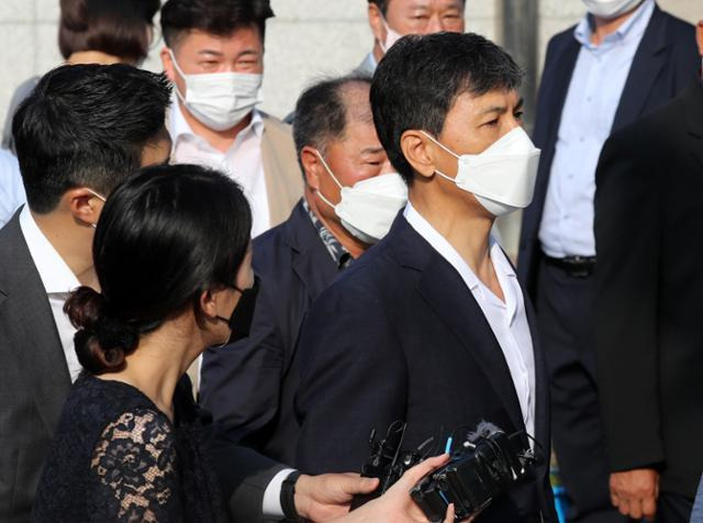 수행비서에 대한 성폭력으로 3년 6개월간 복역한 안희정 전 충남지사가 4일 말없이 경기 여주교도소를 나서고 있다. 뉴스1