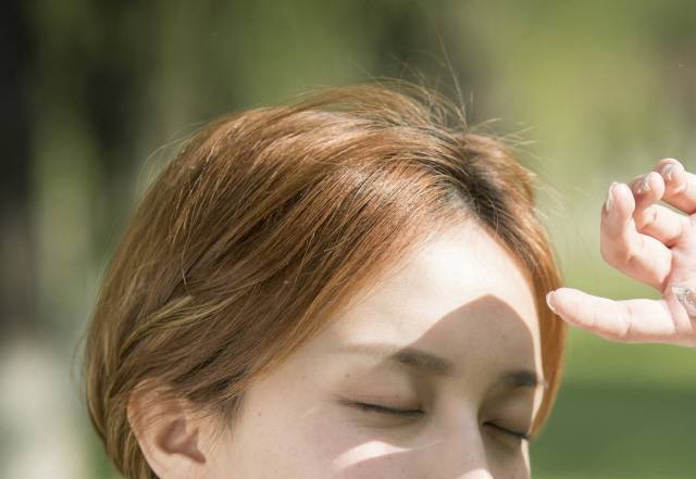 자외선에 의해 멜라닌 색소가 파괴되면 머리 색이 밝아질 수 있다./사진=클립아트코리아