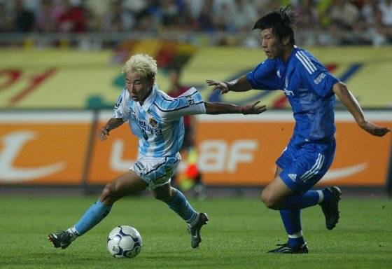 K리그 최초 600승 고지를 밟은 울산 현대. 사진은 울산의 마지막 리그 우승을 이끈 이천수(왼쪽). 중앙포토