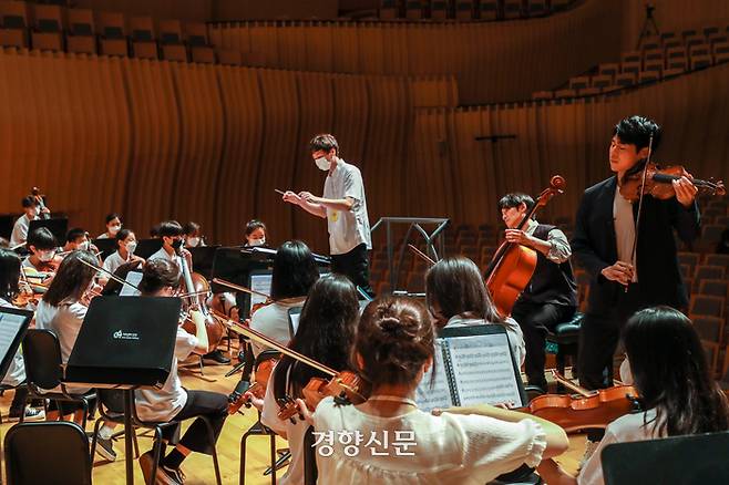 17일 인천시 연수구 송도동 아트센터 인천에서 바이올리니스트 대니 구와 첼리스트 홍진호씨가 ‘꿈의 오케스트라 군포’ 아동·청소년 단원들과 함께 협연하고 있다. 이준헌 기자