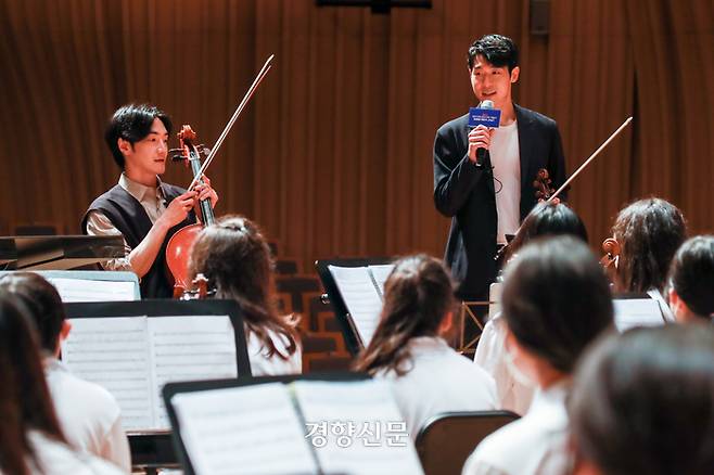 17일 인천시 연수구 송도동 아트센터 인천에서 열린 ‘설렘팡 희망톡 콘서트’ 리허설에서 바이올리니스트 대니 구와 첼리스트 홍진호씨가 꿈의 오케스트라 단원들과 연주에 대해 이야기하고 있다. 이준헌 기자