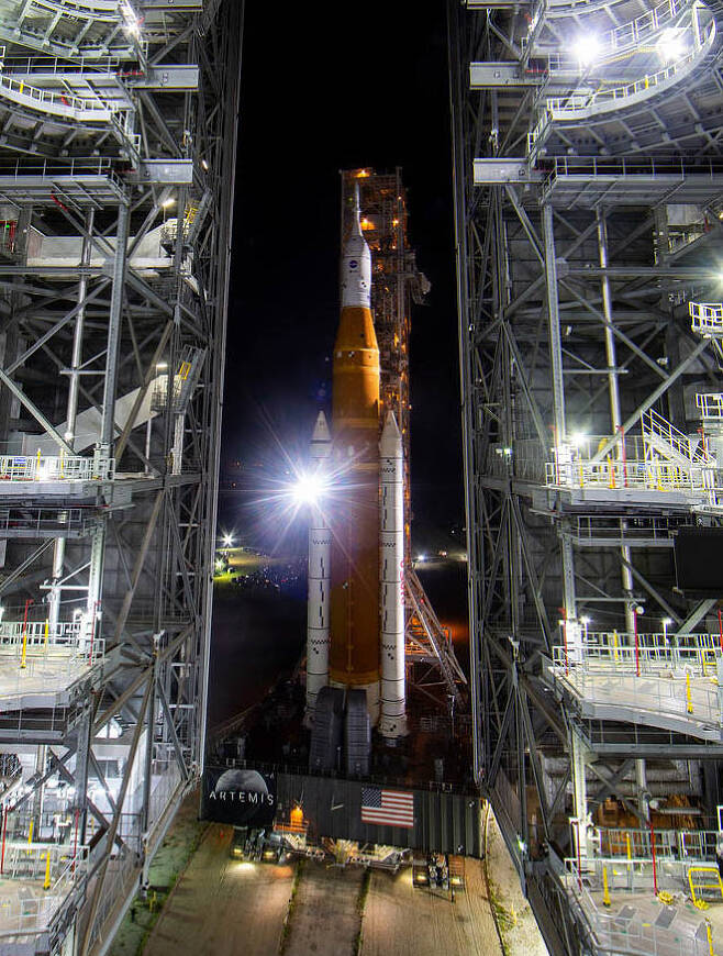 지난 16일(현지시간) 미국 플로리다주 케네디우주센터에서 오는 29일 달을 향해 떠날 로켓인 ‘우주발사시스템(SLS)’이 최종 점검을 거치고 있다. SLS는 동체 꼭대기에 탑재한 오리온 우주선과 함께 ‘아르테미스 1호’ 임무를 수행하게 된다. 미국 항공우주국(NASA) 제공