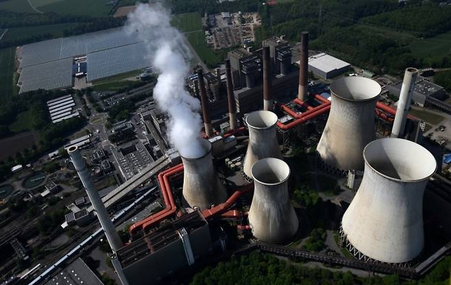 러시아의 천연가스 공급 감축으로 에너지 위기에 직면한 독일은 최근 석탄발전소를 재가동하기로 결정했다. 사진은 독일의 한 석탄발전소. /ⓒAFP=뉴스1