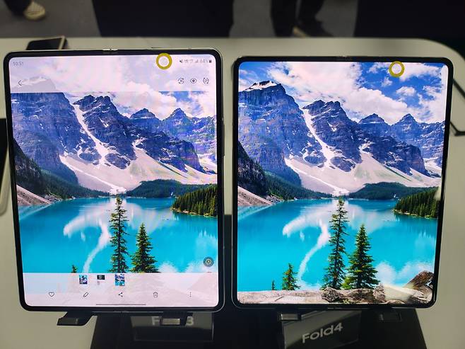 삼성전자의 폴더블폰 ‘갤럭시 Z폴드3’(왼쪽)와 ‘갤럭시 Z폴드4’ 화면을 완전히 펼친 모습. [홍승희 기자/hss@]