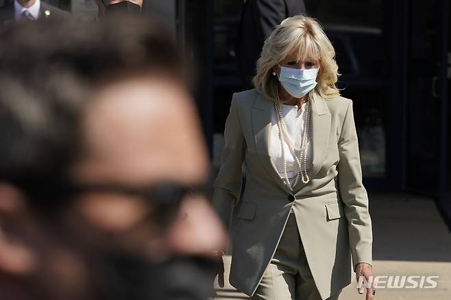 [디트로이트=AP/뉴시스] 조 바이든 미국 대통령의 부인 질 바이든 여사가 21일(현지시간) 디트로이트 슐츠 아카데미에 도착해 취재진에게 조 바이든 대통령의 코로나19 양성 판정 소식을 취재진에게 전달하기 위해 이동하고 있다. 2022.07.22.