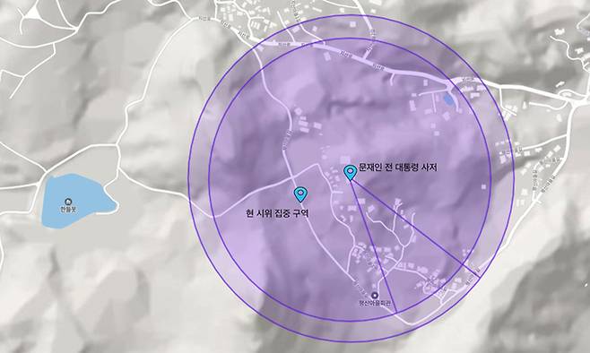 문재인 전 대통령 사저 중앙(안쪽 보라색 원)으로부터&nbsp;반경 300m를 지정한 지형지도. 평산마을 대부분이 확대된 경호구역 안에 들어온다. 울타리부터 300m를 측정(바깥쪽 보라색 원)하면 마을 남쪽과 남동쪽 버스정류장 부근까지 모두 경호구역에 포함된다. 네이버 지도 캡처