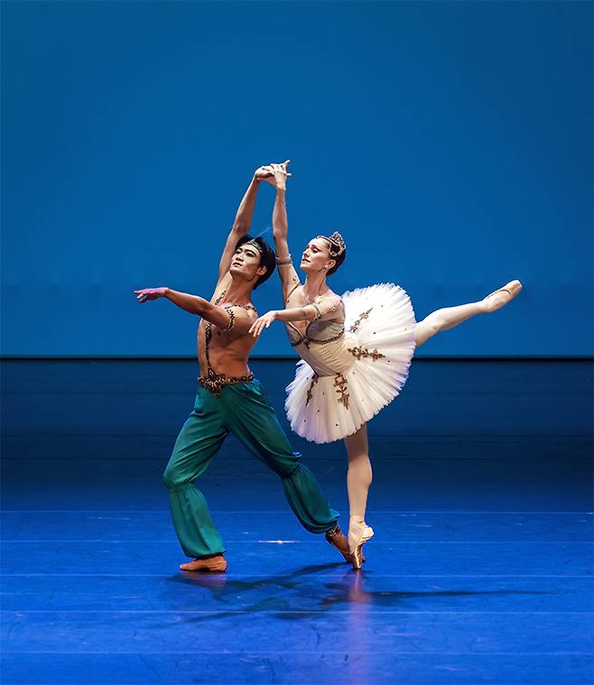 ‘해적’ 갈라 공연 중인 김기민(왼쪽)과 마리아넬라 누녜즈 모습. 서울콘서트매니지먼트 제공