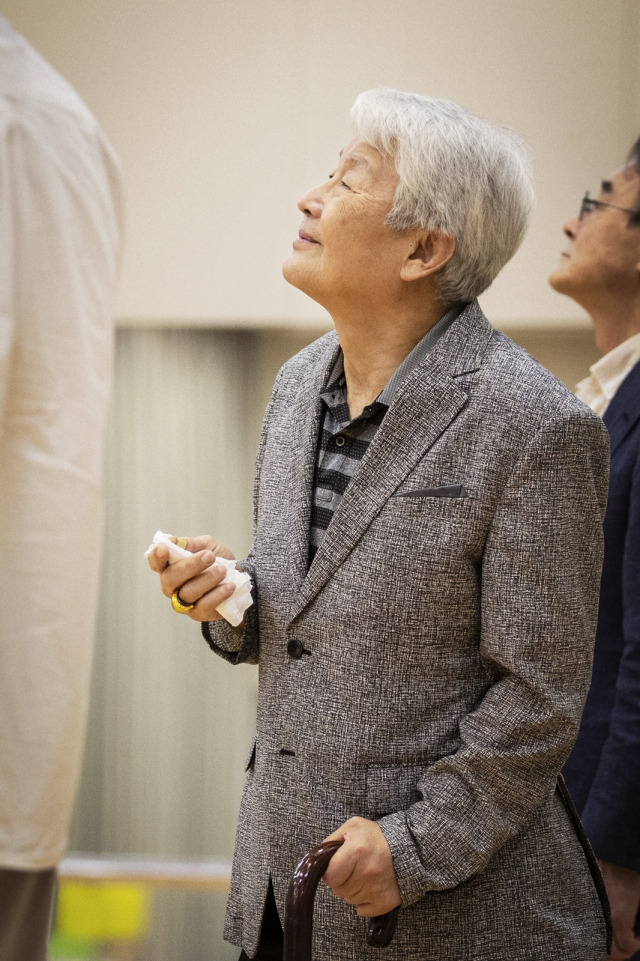 배우 서인석이 연극 ‘두 교황’의 공연을 앞두고 연습실에서 연습을 하고 있다. 사진 제공=에이콤