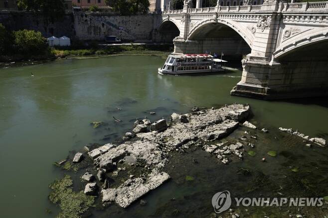 로마 비토리오 에마누엘레 2세 다리 밑 티베르강 다리 유적   [AP 연합뉴스 자료사진. 재판매 및 DB 금지]