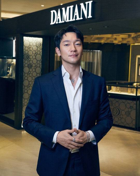 롯데 에비뉴엘 다미아니 플래그십 스토어에 방문한 다미아니 모델 손석구. (사진=다미아니)
