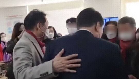 건진법사’로 알려진 전모씨(왼쪽) 윤석열 당시 국민의힘 대선후보(오른쪽)의 어깨를 부여잡고 캠프 관계자와 인사를 나누는 모습 (사진=유튜브 캡쳐)