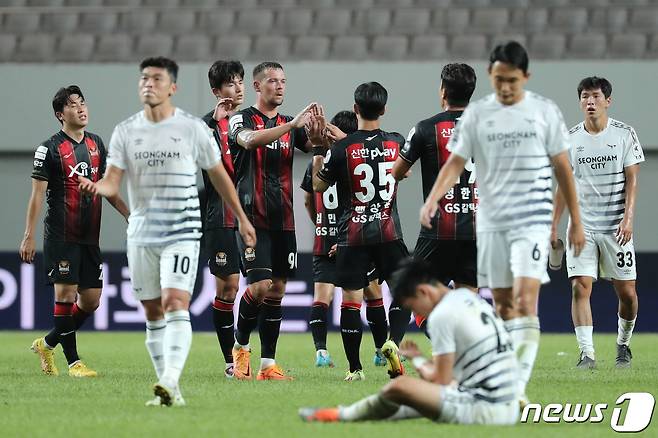 21일 서울 마포구 상암동 서울월드컵경기장에서 열린 프로축구 '하나원큐 K리그1 2022' 24라운드 FC서울과 성남FC의 경기에서 2대 0으로 승리한 FC서울 선수들이 기쁨을 니누고 있다. 2022.8.21/뉴스1 ⓒ News1 이광호 기자