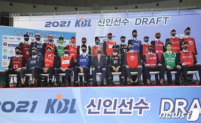 28일 오후 서울 송파구 잠실학생체육관에서 열린 프로농구연맹(KBL) 신인선수 드래프트에서 1라운드 1순위로 지명된 이원석(앞줄 왼쪽 다섯 번째) 등 지명받은 신인 선수들이 파이팅을 외치고 있다. 2021.9.28/뉴스1 ⓒ News1 신웅수 기자