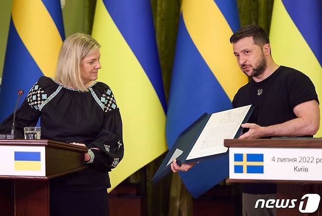 마그달레나 안데르손(좌측) 스웨덴 총리가 4일(현지시간) 키이우를 방문, 볼로디미르 젤렌스키 우크라이나 대통령과 공동기자회견을 하고 있다. 2022. 7. 4. ⓒ AFP=뉴스1 ⓒ News1 최서윤 기자