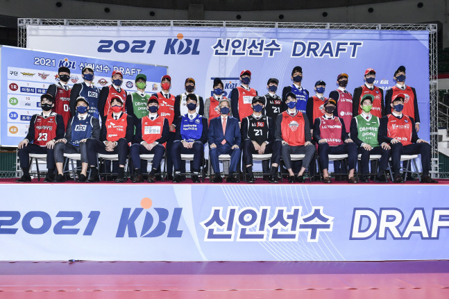 2021 KBL 신인선수 드래프트 지명자들. 사진제공 | KBL