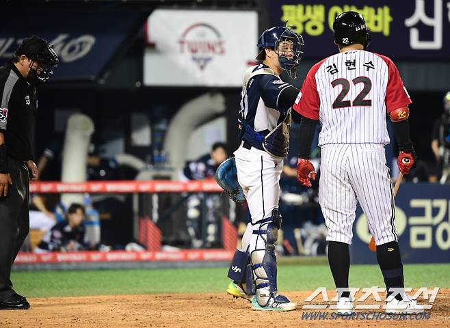 8회말 선두타자로 나선 LG 김현수가 타임콜 후에 공을 던진 두산 투수 정철원을 무섭게 쏘아보고 있다.