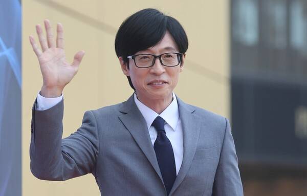 방송인 유재석이 지난달 제1호 청룡시리즈어워즈 레드카펫 행사에 참석하면서 손을 흔들어보이고 있다. 유재석은 집중호우 피해지역 복구에 써달라며 희망브리지 전국재해구호협회에 1억원을 기부했다.&nbsp; 그는 지난 2014년 세월호 참사부터 이 단체를 통해 총 8억5000만원을 기부했다. 사진=연합뉴스 제공