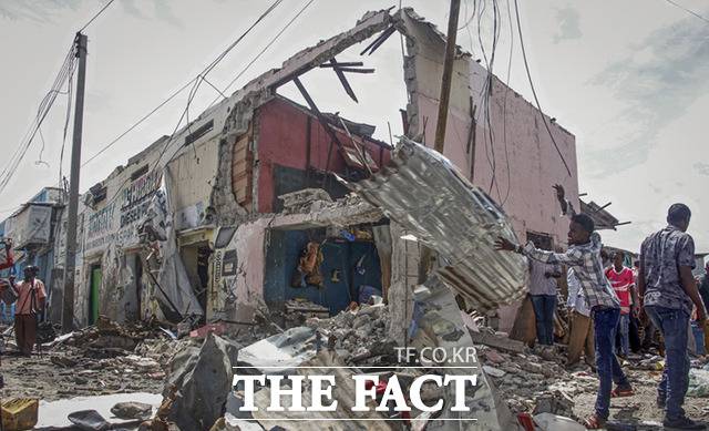 20일(현지시간) 아프리카 소말리아의 수도 모가디슈에서 벌어진 이슬람 무장단체의 호텔 테러극으로 인해 하얏트 호텔이 처참히 무너져 있다. /모가디슈=AP.뉴시스