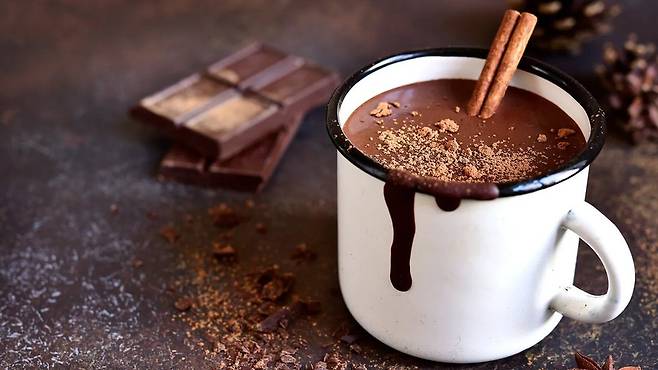 초콜릿에 유제품과 설탕을 첨가하면 플라바놀이 체내에서 더 쉽게 흡수될 수 있다