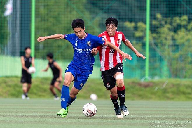 장석환(왼쪽·용인축구센터덕영)과 조민서(강릉중앙고)가 21일 경남 창녕군에서 열린 전국고교축구선수권대회 8강전에서 경합을 벌이고 있다. 이 경기는 용인축구센터덕영의 3대1 승리로 끝났다./경상남도축구협회