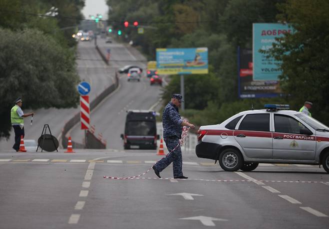 22일(현지시각) 러시아 모스크바 외곽에서 러시아 수사관들이 다리아 두기나가 탄 차량 폭발 사고 현장에서 현장 검증을 하고 있다. /연합뉴스