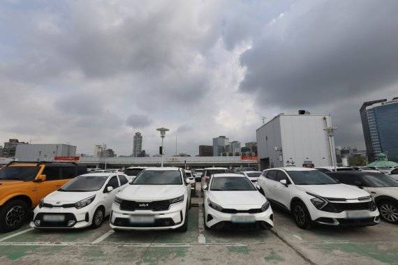 쏘카가 상장한 22일 서울역 옥외주차장에 쏘카 차량이 대기하고 있다. 뉴스1 제공