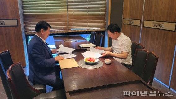 백경현 구리시장 7월30일 원희룡 국토부장관(오른쪽) 면담에서 ‘토평동 스마트 그린시티 조성’ 건의. 사진제공=구리시