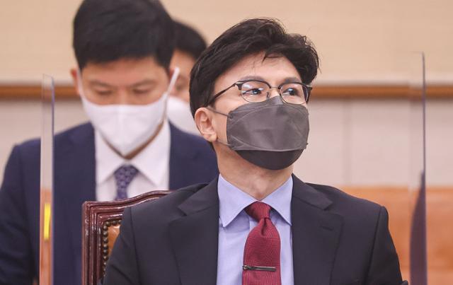 한동훈 법무부 장관이 22일 서울 영등포구 국회에서 열린 법제사법위원회 전체회의에 참석하고 있다. 오대근 기자