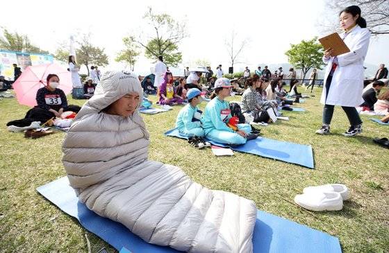 서울 서초구 잠원한강공원에서 열린 2019 한강 멍때리기 대회에서 참가자들이 멍때리고 있다. [연합뉴스]