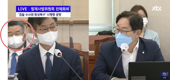 22일 국회 법제사법위원회에서 박범계 더불어민주당 의원(오른쪽)의 질의에 답하는 최재해 감사원장(왼쪽). 뒷편에선 유 사무총장이 두 눈을 감고 자신과 관련한 질의내용을 듣고있다. JTBC캡처