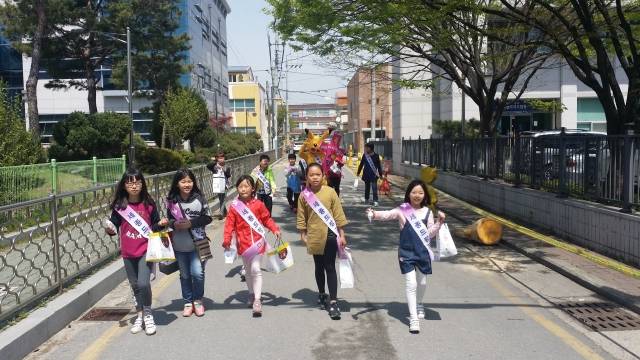 세종드림교회(강석근 목사)에 다니는 아이들은 부활절이 되면  교회 근처 가게에 방문해 계란을 전달한다. 아이들 뒤편에 탈을 쓴 강석근 목사가 아이들을 인도하고있다. 세종드림교회 제공