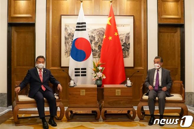 (서울=뉴스1) 임세영 기자 = 박진 외교부 장관이 9일 중국 산둥성 칭다오에서 열린 한중외교장관회담에서 왕이 중국 외교담당 국무위원 겸 외교부장과 이야기를 나누고 있다. (외교부 제공) 2022.8.9/뉴스1  Copyright (C) 뉴스1. All rights reserved. 무단 전재 및 재배포 금지.