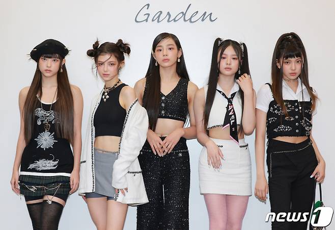 (왼쪽부터) 그룹 뉴진스 해린, 다니엘, 민지, 하니, 혜인이 지난 2일 서울 성동구 성수 오우드에서 열린 '샤넬 N°1 DE CHANEL GARDEN' 팝업스토어 오픈행사에서 포즈를 취하고 있다./사진=뉴스1