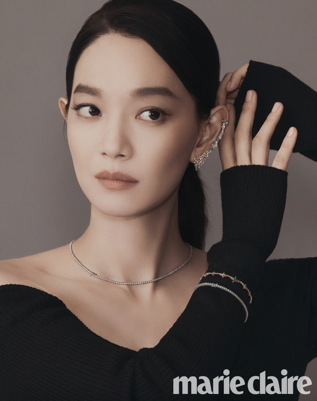 A picture of Shin Min-as dreamy and mysterious atmosphere was released.In the picture released on August 22, Shin Min-a revealed his unique delicate gestures and alluring and lovely expressions without filtration.
