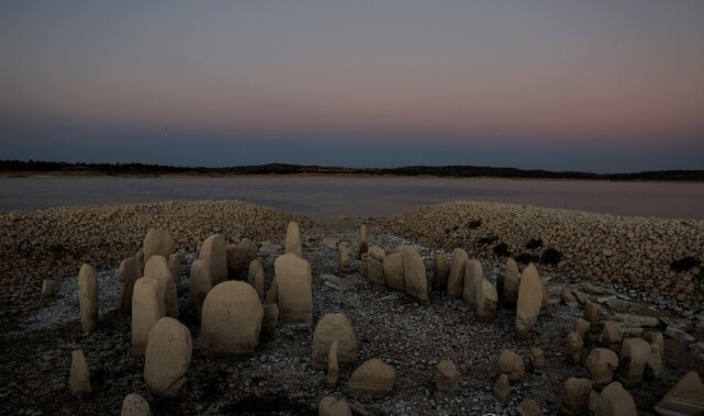 스페인 서부 가세레스주 발데카나스 저수지에서 수면이 낮아지며 발견된 ‘과달페랄의 고인돌’(Dolmen of Guadalperal)=로이터연합