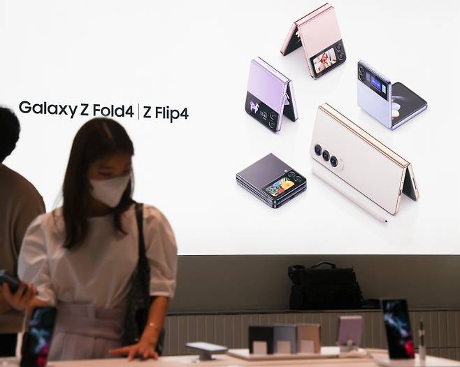 한 소비자가 삼성전자가 새롭게 출시한 폴더블폰 갤럭시 Z플립4와 Z폴드4를 서울의 한 매장에서 둘러보고 있다. ⓒ연합뉴스