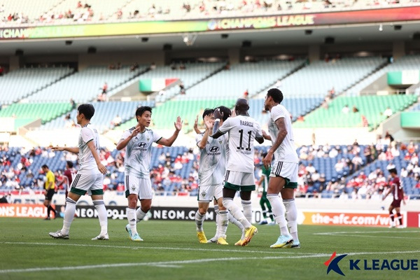 동점골을 터뜨린 전북 바로우가 선수들과 기쁨을 나누고 있다. / 사진=한국프로축구연맹 제공