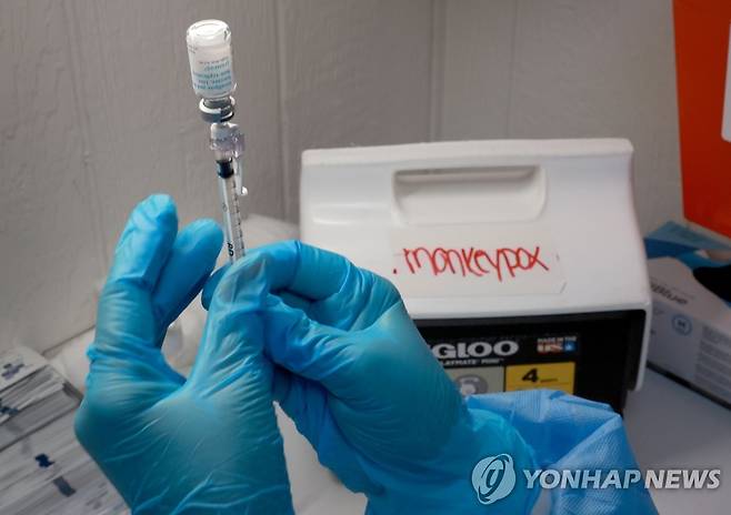 미국 폴로리다 백신센터서 원숭이두창 백신 점검하는 의료진 [AFP 연합뉴스 자료사진. 재판매 및 DB 금지]